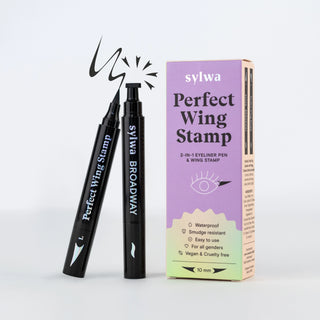 Perfect Wing Stamp von Sylwa im Modell 'Broadway,' ein 2-in-1 Eyeliner-Stift mit integriertem Wing-Stempel und präziser Felt-Tip-Spitze. Enthält zwei Stifte – einen für das linke Auge und einen für das rechte – für müheloses und fehlerfreies Ziehen von Lidstrichen und perfekten Eyeliner-Schwüngen. Vegan, cruelty-free und wischfest.