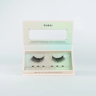 Geöffnete Verpackung der Sylwa-Magnetwimpern im Style 'Dubai,' magnetische Cat-Eye-Wimpern mit C-Curl, Längen von 6mm bis 12mm und 3D-Dichte. Die perfekte Alternative zur Wimpernverlängerung – ideal für einen glamourösen Look ohne Kleber und hohe Kosten.