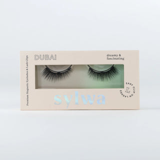 Verpackung der Sylwa-Magnetwimpern im Style 'Dubai,' mit Cat-Eye-Design und glamouröser 3D-Dichte. Premium-Magnetwimpern mit C-Curl für einen ausdrucksstarken Look, die perfekte Alternative zur Wimpernverlängerung.