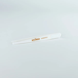 Weiße Kunststoffpinzette von Sylwa Cosmetics, speziell für die präzise Anbringung von magnetischen Wimpern entwickelt. Liegend dargestellt auf neutralem Hintergrund.