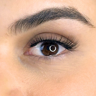 Magnetische Wimpern am Auge