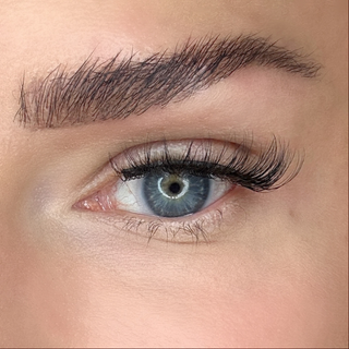 Nahaufnahme des Auges mit dem Sylwa Magnetwimpern-Stil 'Barcelona,' für einen verführerischen Cat-Eye-Look. Die Wimpern verleihen dem Augenaufschlag eine markante Eleganz mit feinem Schwung.