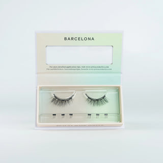 Geöffnete Verpackung der Sylwa-Magnetwimpern im Style 'Barcelona,' magnetische Cat-Eye-Wimpern mit DD-Curl und Längen von 7mm bis 12mm. Der perfekte Allrounder für Alltag und Dinner-Dates – mit ausgeprägtem Schwung und feinen Härchen für einen strahlenden Look bei Tag und Nacht.