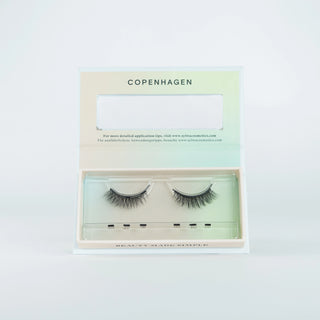 Geöffnete Verpackung der Sylwa-Magnetwimpern im Style 'Copenhagen,' magnetische Cat-Eye-Wimpern mit C-Curl und Längen von 6mm bis 10mm. Perfekt für einen subtilen und natürlichen Look – ideal für den Alltag oder für alle, die einen dezenten Einstieg in magnetische Wimpern suchen.