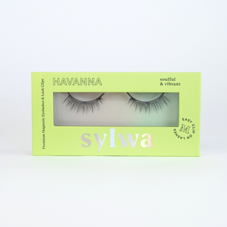Verpackung der Sylwa-Magnetwimpern im Style 'Havanna,' mit Doll-Eye-Design und federleichtem, natürlichem Look. Premium-Magnetwimpern mit C-Curl und dezenten Längen, ideal für einen natürlichen Look.