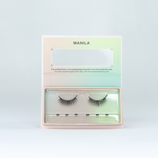 Geöffnete Verpackung der Sylwa-Magnetwimpern im Style 'Manila,' magnetische Doll-Eye-Wimpern mit C-Curl und Längen von 4mm bis 8mm. Perfekt für einen ultranatürlichen, federleichten Look – ideal für dezente Styles, die kaum von natürlichen Wimpern zu unterscheiden sind.