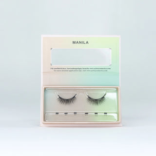 Geöffnete Verpackung der Sylwa-Magnetwimpern im Style 'Manila,' magnetische Doll-Eye-Wimpern mit C-Curl und Längen von 4mm bis 8mm. Perfekt für einen ultranatürlichen, federleichten Look – ideal für dezente Styles, die kaum von natürlichen Wimpern zu unterscheiden sind.