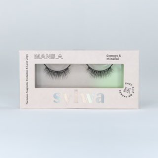 Verpackung der Sylwa-Magnetwimpern im Style 'Manila,' mit Doll-Eye-Design und federleichtem, natürlichem Look. Premium-Magnetwimpern mit C-Curl und dezenten Längen, ideal für einen ultranatürlichen Alltagsstil.