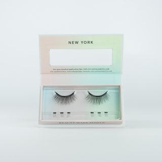 Geöffnete Verpackung der Sylwa-Magnetwimpern im Style 'New York,' magnetische Doll-Eye-Wimpern mit B-Curl und Längen von 9mm bis 12mm. Ideal für einen glamourösen Alltagslook, der Länge und dezente Eleganz kombiniert – perfekt für besondere Anlässe und nächtliche Abenteuer.