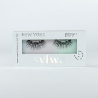 Verpackung der Sylwa-Magnetwimpern im Style 'New York,' mit Doll-Eye-Design und glamouröser Länge. Premium-Magnetwimpern mit B-Curl, ideal für besondere Anlässe und einen eleganten, auffälligen Alltagslook.