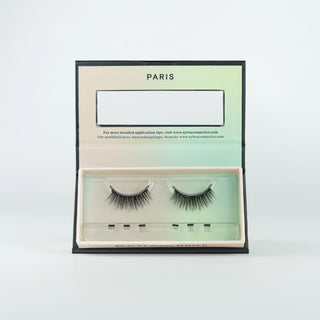 Geöffnete Verpackung der Sylwa-Magnetwimpern im Style 'Santorini,' magnetische Cat-Eye-Wimpern mit D-Curl und Längen von 7mm bis 12mm. Perfekt für einen subtilen, romantischen Look mit Akzenten, ideal für Cat-Eye-Fans und besondere Anlässe.