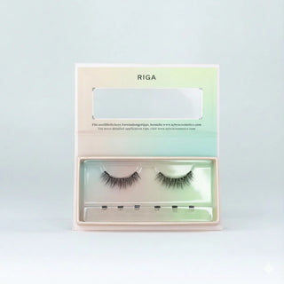 Geöffnete Verpackung der Sylwa-Magnetwimpern im Style 'Riga,' magnetische Doll-Eye-Wimpern mit D-Curl und Längen von 7mm bis 11mm. Perfekt für einen subtilen und natürlichen Look – ideal für den Alltag oder für alle, die einen dezenten Einstieg in magnetische Wimpern suchen. 