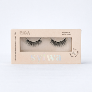 Verpackung der Sylwa-Magnetwimpern im Style 'Riga,' mit Doll-Eye-Design und einem geschwungenen Look. Premium-Magnetwimpern mit D-Curl, ideal um die Augen zu öffnen.
