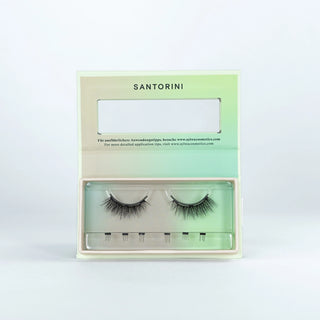 Geöffnete Verpackung der Sylwa-Magnetwimpern im Style 'Santorini,' magnetische Cat-Eye-Wimpern mit D-Curl und Längen von 7mm bis 12mm. Perfekt für subtile Akzente und einen besonderen, romantischen Look – ideal für Cat-Eye-Fans und elegante Anlässe.