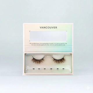 Offene Sylwa Cosmetics Magnetwimpern-Box „Vancouver“ mit zwei braunen, natürlichen Magnetwimpern im transparenten Inlay, dargestellt als hochwertiges Studio-Produktbild auf hellem Hintergrund.