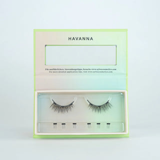Geöffnete Verpackung der Sylwa-Magnetwimpern im Style 'Havanna,' magnetische Doll-Eye-Wimpern mit C-Curl und Längen von 7mm bis 9mm. Perfekt für einen natürlichen, Look – ideal für dezente Styles, für Alltag und das gewisse Extra.